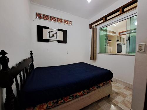 ein Schlafzimmer mit einem Bett und einem Fenster in der Unterkunft Descanso a beira mar casa completa em Mambucaba in Tarituba