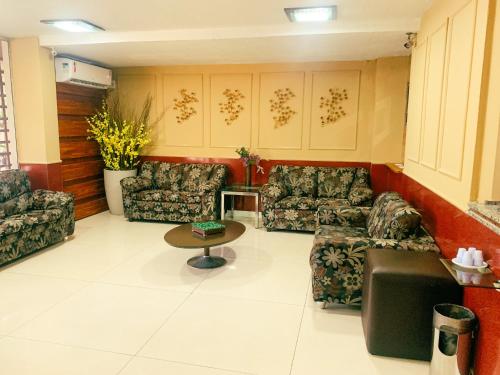 a waiting room with couches and a coffee table at Hotel do Largo Manaus in Manaus