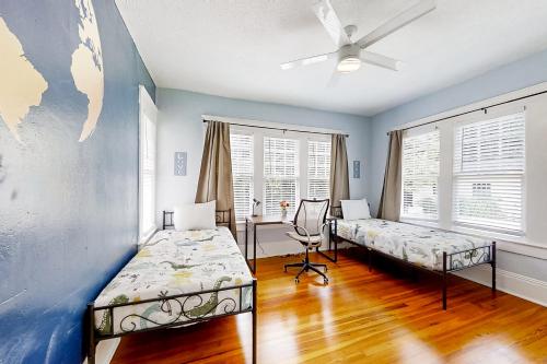 1 dormitorio con 2 camas y ventilador de techo en Sydney Spring - Unit A en Jacksonville