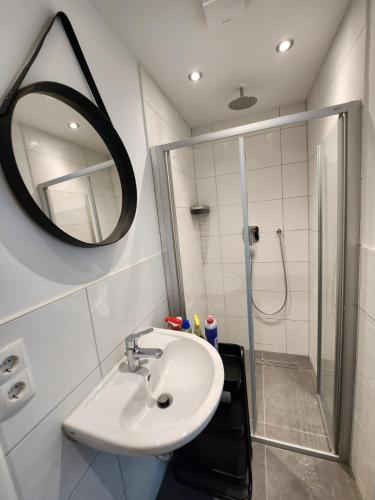 Bilik mandi di Cozy Apartment mit WIFI, Aufzug & Kostenlos Parken EL-Living