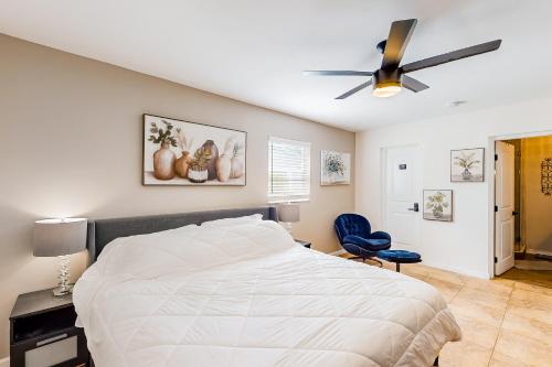 - une chambre avec un lit et un ventilateur de plafond dans l'établissement Miami Gardens Getaway, à Miami Gardens