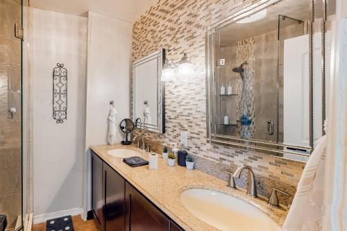 Baño con 2 lavabos y espejo en Miami Gardens Getaway, en Miami Gardens