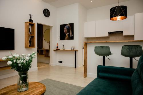 - un salon avec un canapé et une table dans l'établissement Beauty Suite, à Bruxelles