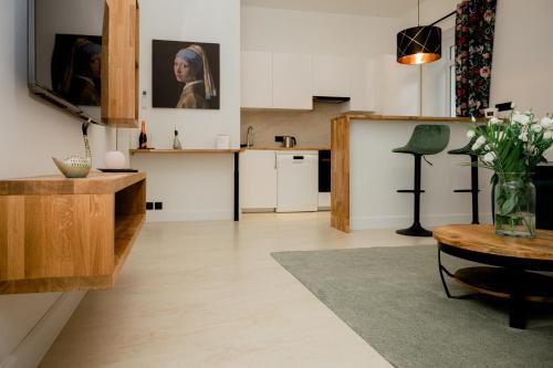 a living room with a table and a kitchen at Beauty Suite in Brussels