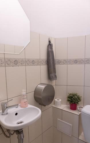 łazienka z umywalką i toaletą w obiekcie ClickTheFlat Aleje Niepodległości Center Apart Rooms w Warszawie