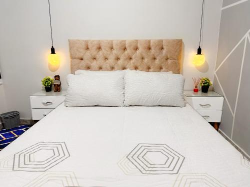 a bedroom with a large bed with a large headboard at Habitación VIP in Ibagué