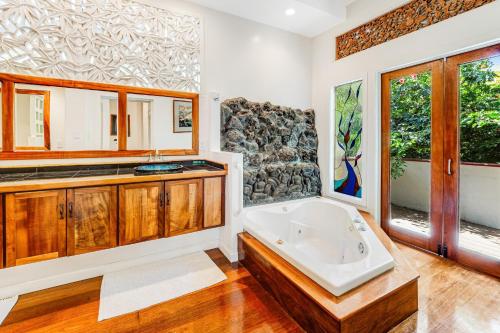y baño con bañera y lavamanos. en The Aloha Villa - 30-Night Minimum, en Honokaa