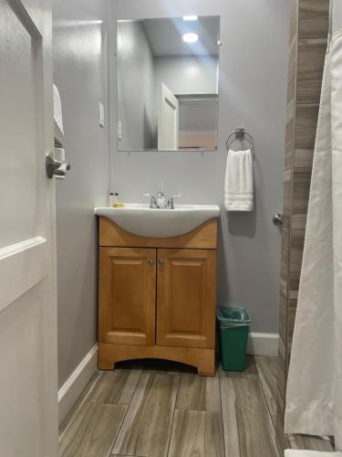Ένα μπάνιο στο Howard Johnson by Wyndham Ridgecrest, CA