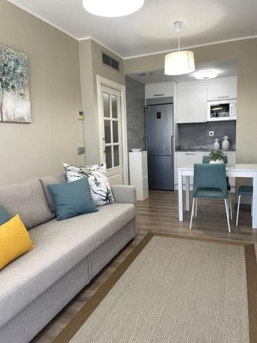 马德里Acogedor apartamento的客厅里有一张沙发和一个厨房