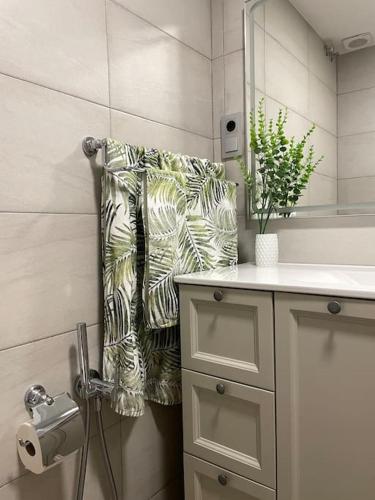 a bathroom with a pillow and a sink and a mirror at Acogedor apartamento in Madrid