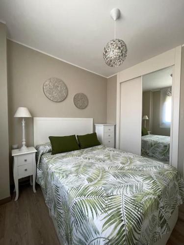 马德里Acogedor apartamento的带一张大床和一面镜子的卧室