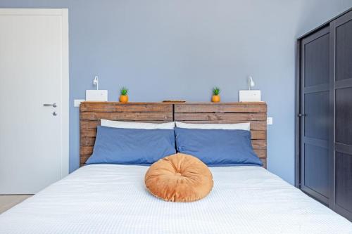 Un pat sau paturi într-o cameră la Oasi urbana near Osteria Francesana