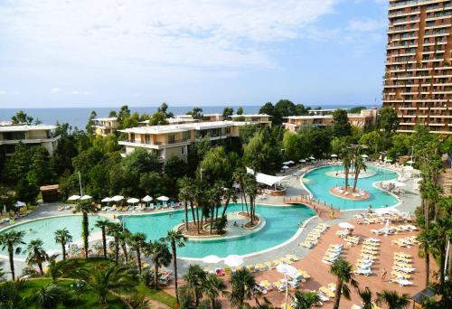 een luchtzicht op een zwembad in een resort bij Dreamland Oasis luxury apartment in Chakvi