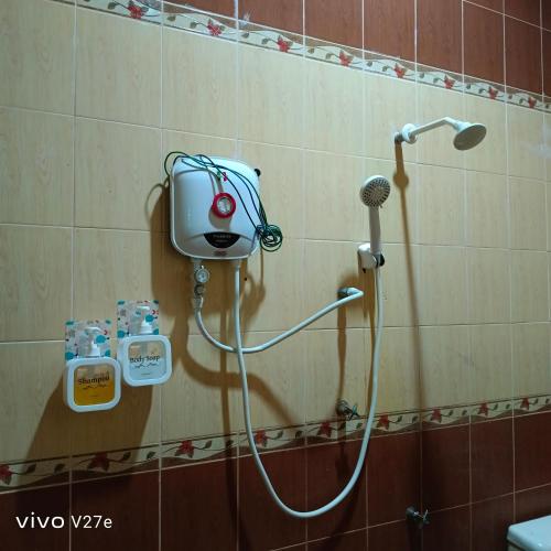 La salle de bains est pourvue d'une douche et d'un sèche-cheveux. dans l'établissement Flora inn, à Kota Bharu