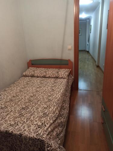 - une chambre avec 2 lits et un couloir dans l'établissement Al lado de la feria en dos habitaciones Compartir con los propietarios, à Albacete