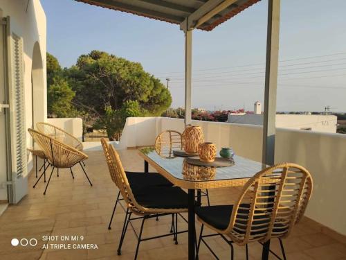 Una mesa y sillas en un patio con vista. en Summer family house 300m from the beach, en Kastraki Naxou