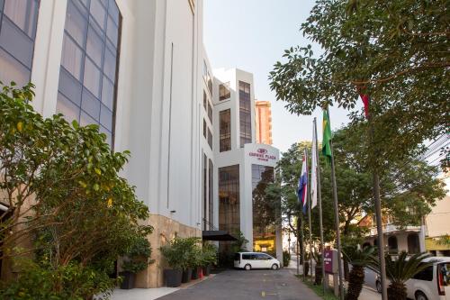 une voiture blanche garée devant un bâtiment dans l'établissement Crowne Plaza Asunción, an IHG Hotel, à Asuncion