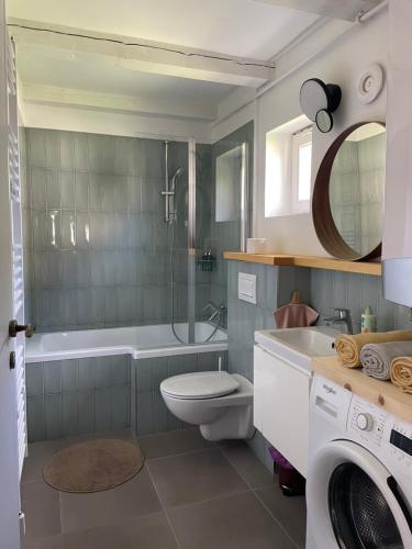 uma casa de banho com um WC, uma banheira e um lavatório. em Chez Sári em Sarud