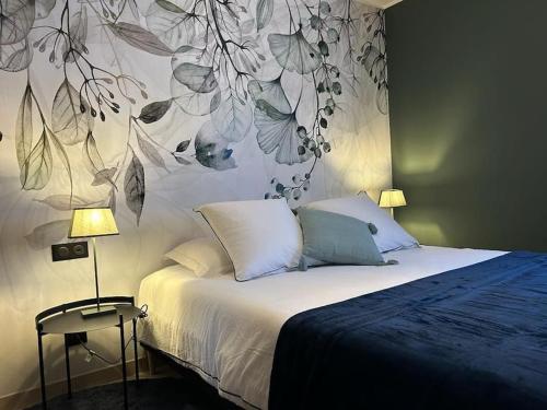1 dormitorio con 1 cama con un mural de flores en la pared en LICHEN, Superbe vue sur le Rhône ! 3 Chambres, en Tain-lʼHermitage