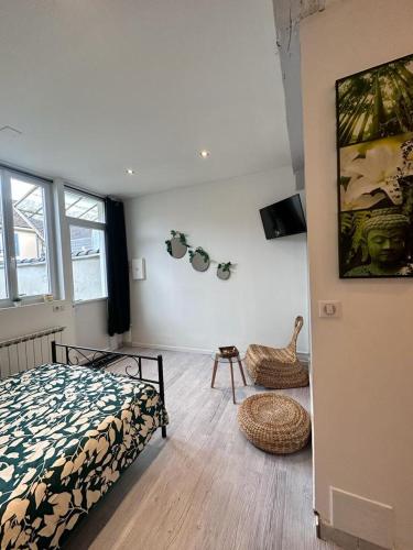 une chambre avec un lit et une table dedans dans l'établissement Studio au centre-ville de Sens, à Sens