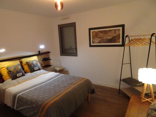 sypialnia z łóżkiem i lampką w obiekcie Appartement calme en plein centre ville w mieście Granville