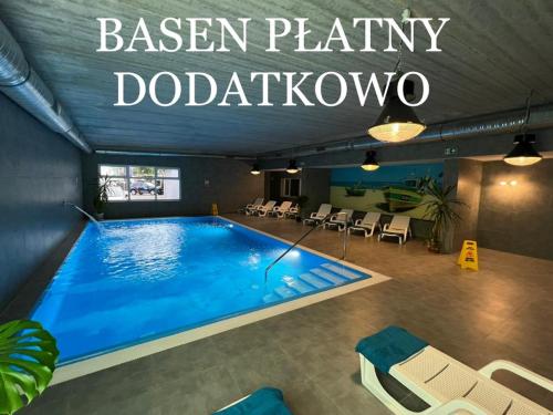 una piscina con un cartel que lee la fiesta benson doodatown en Great Polonia Sand Beach Mielno, en Mielno