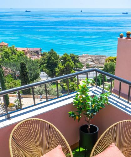 a balcony with chairs and a view of the ocean at Casa Pretori in Tarragona