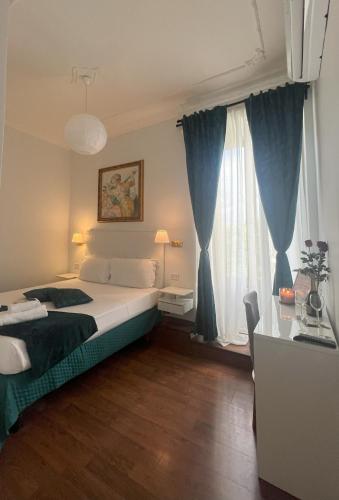 um quarto com uma cama e cortinas azuis em Suitedream Vatican em Roma