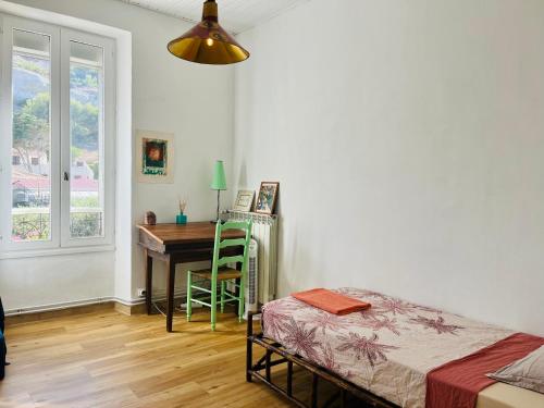 a bedroom with a desk and a bed and a desk at Authentique T3 calme entre mer et Calanques in Marseille