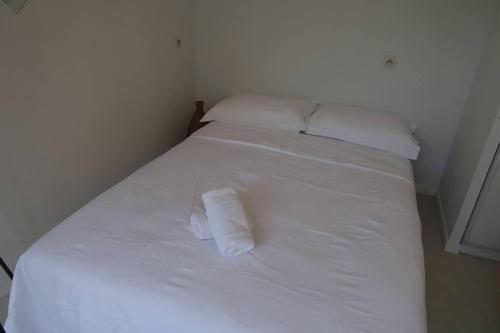 een wit bed met 2 opgerolde handdoeken bij Studio Gare, Europole in Grenoble