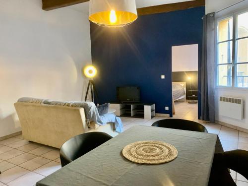 - un salon avec une table et un canapé dans l'établissement Le Cosy de la Vieille Intendance, à Perpignan