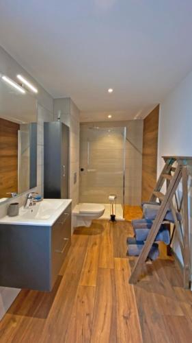 La salle de bains est pourvue d'un lavabo, de toilettes et d'une échelle. dans l'établissement Proche Europa-Park et Rulantica : la Villa HOPLA, à Rhinau