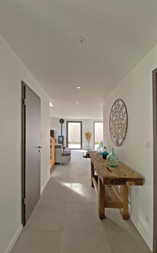 - un salon avec une table en bois dans l'établissement Proche Europa-Park et Rulantica : la Villa HOPLA, à Rhinau