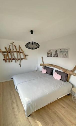 une chambre avec un lit et un lustre dans l'établissement Proche Europa-Park et Rulantica : la Villa HOPLA, à Rhinau