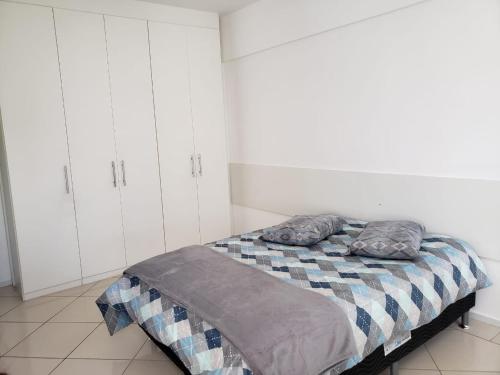 1 dormitorio con 1 cama con 2 almohadas en Spot Residence São Carlos 700m da USP en São Carlos