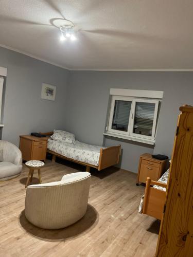 Zimmer mit 2 Betten, einem Sofa und einem Fenster in der Unterkunft Apartment 7+1 in Murg