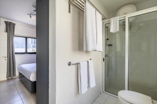 y baño con ducha, aseo y lavamanos. en Large Terrace Penthouse Sliema, en Sliema