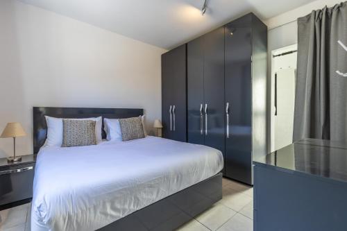 1 dormitorio con 1 cama grande y armario de cristal en Large Terrace Penthouse Sliema, en Sliema