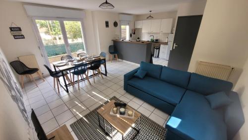 un salon avec un canapé bleu et une table dans l'établissement 