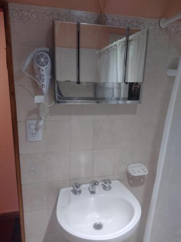 ein Badezimmer mit einem weißen Waschbecken und einem Spiegel in der Unterkunft Rinconada 736 Sustentable in San Salvador de Jujuy