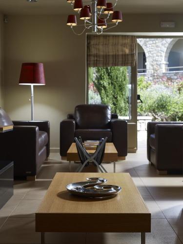 a living room with a couch and a coffee table at Anaxo Resort in Riglia