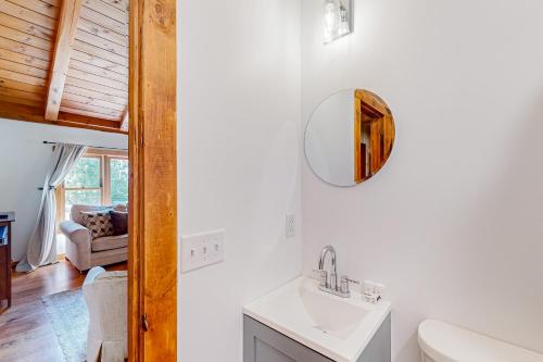łazienka z umywalką i lustrem na ścianie w obiekcie The Great Escape w mieście Franconia