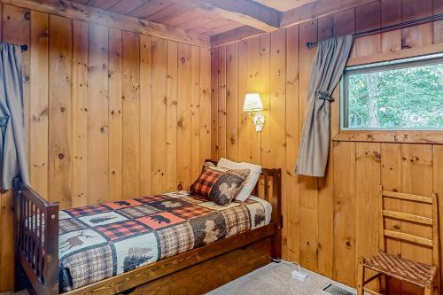 フランコニアにあるThe Great Escapeの木造キャビン内のベッド1台が備わるベッドルーム1室を利用します。