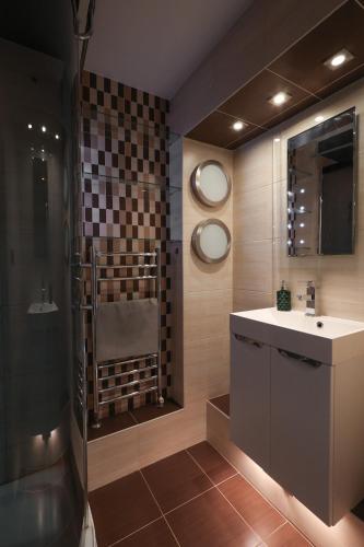 W łazience znajduje się umywalka i prysznic. w obiekcie ClickTheFlat Chłodna Center Apart Rooms w Warszawie