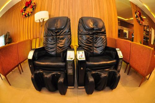 two black chairs sitting in a barber shop at Eldorado Palace Hotel in Aparecida
