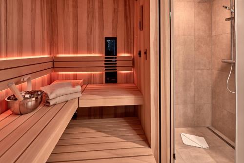 eine Sauna mit einer Bank und einer Dusche in der Unterkunft Staufen Chalets am Schlossberg in Oberstaufen