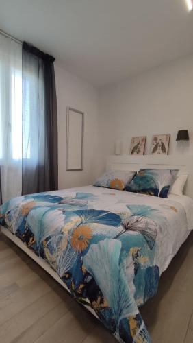a bedroom with a large bed with a colorful blanket at WikiLoft in Lucignano