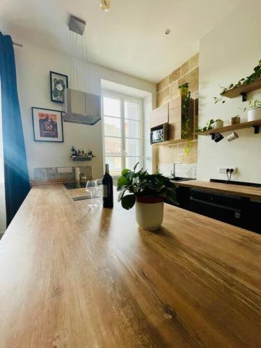 - un salon avec une bouteille de vin sur du parquet dans l'établissement Appartement au cœur de Bordeaux, à Bordeaux
