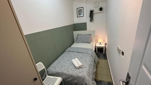 małą sypialnię z łóżkiem w małym pokoju w obiekcie Beautiful Partition Room in Al barsha 1 Near Metro w Dubaju