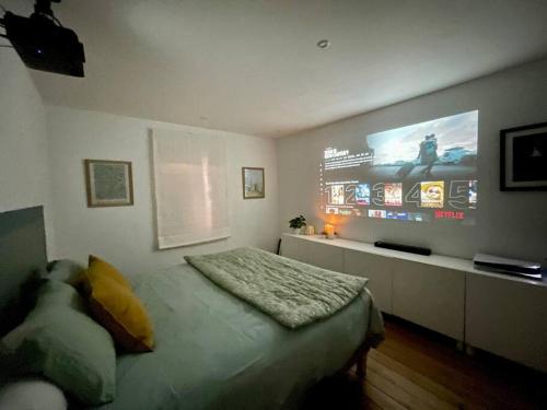 a bedroom with a bed and a flat screen tv at Appartement au cœur de Bordeaux in Bordeaux